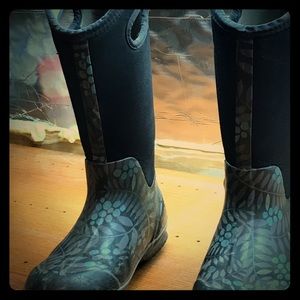 Bogs - Women's Classic High Winterberry size 7